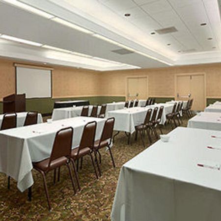 Ramada Burlington Hotel And Conference Center Екстер'єр фото