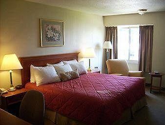 Ramada Burlington Hotel And Conference Center Екстер'єр фото