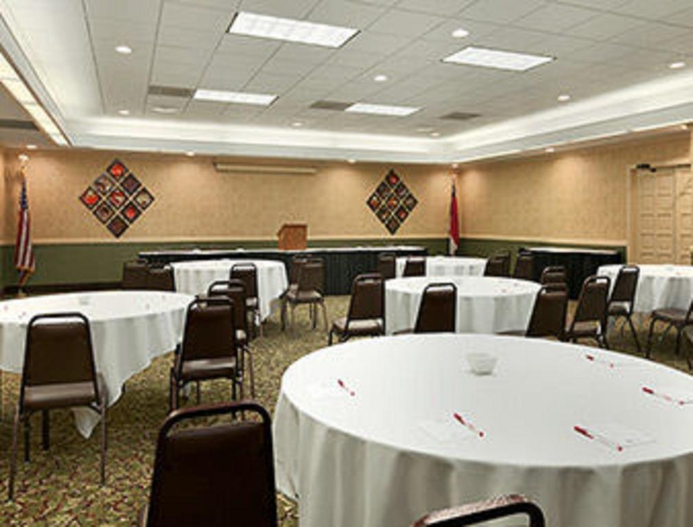 Ramada Burlington Hotel And Conference Center Екстер'єр фото