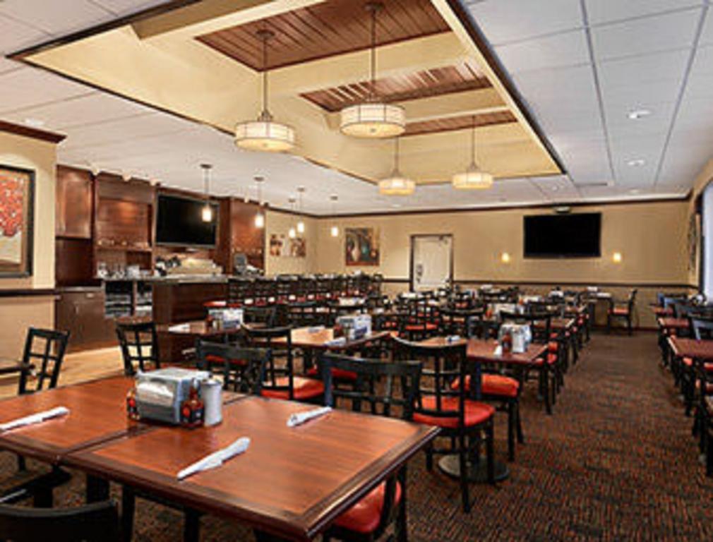 Ramada Burlington Hotel And Conference Center Екстер'єр фото