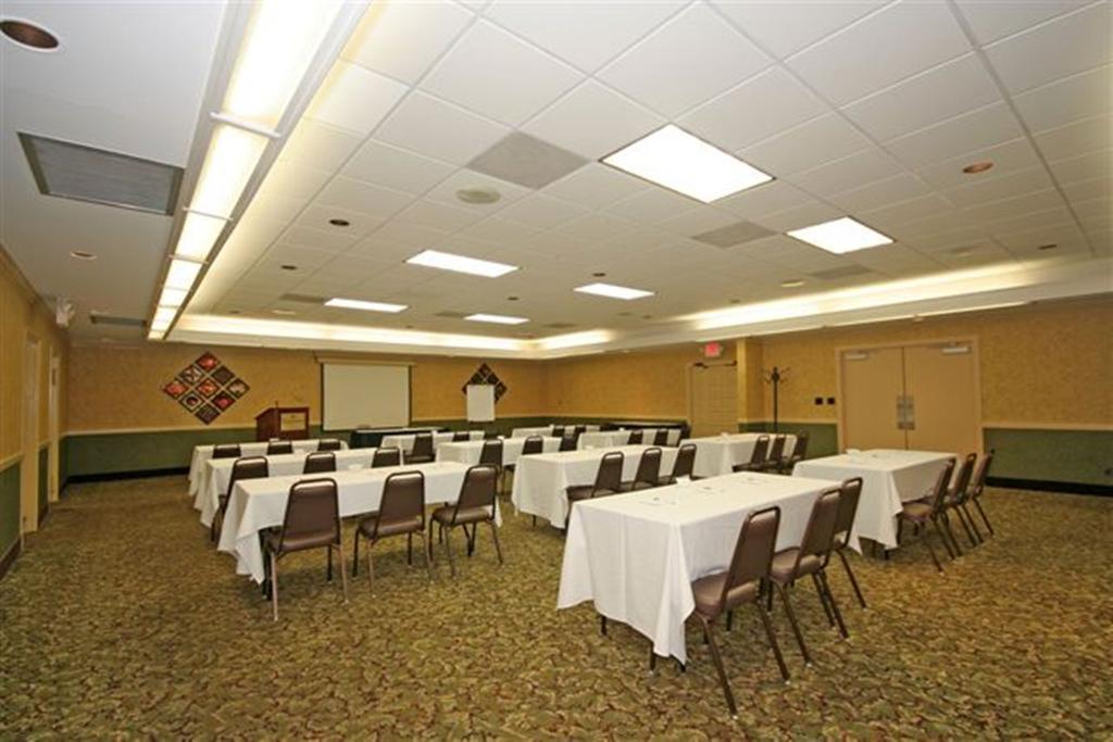 Ramada Burlington Hotel And Conference Center Екстер'єр фото