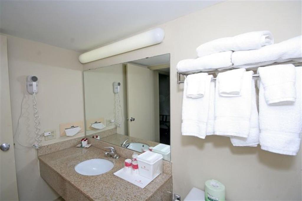 Ramada Burlington Hotel And Conference Center Номер фото