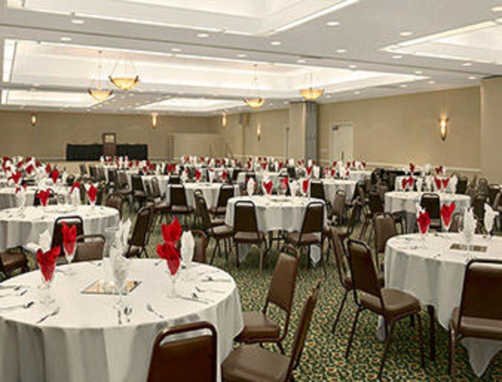 Ramada Burlington Hotel And Conference Center Екстер'єр фото