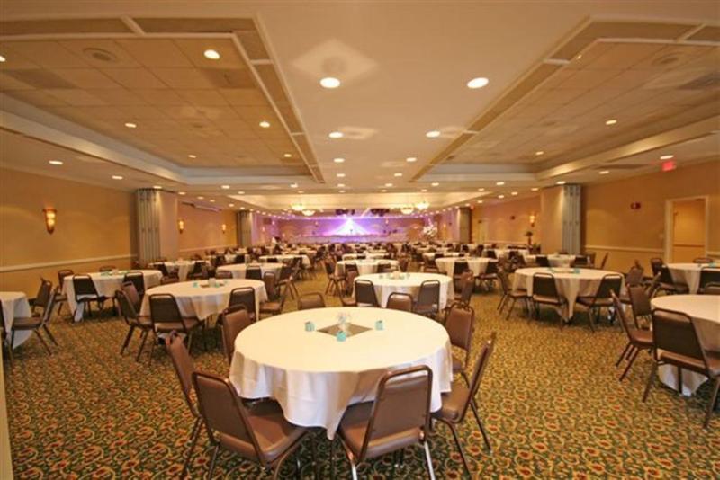 Ramada Burlington Hotel And Conference Center Екстер'єр фото