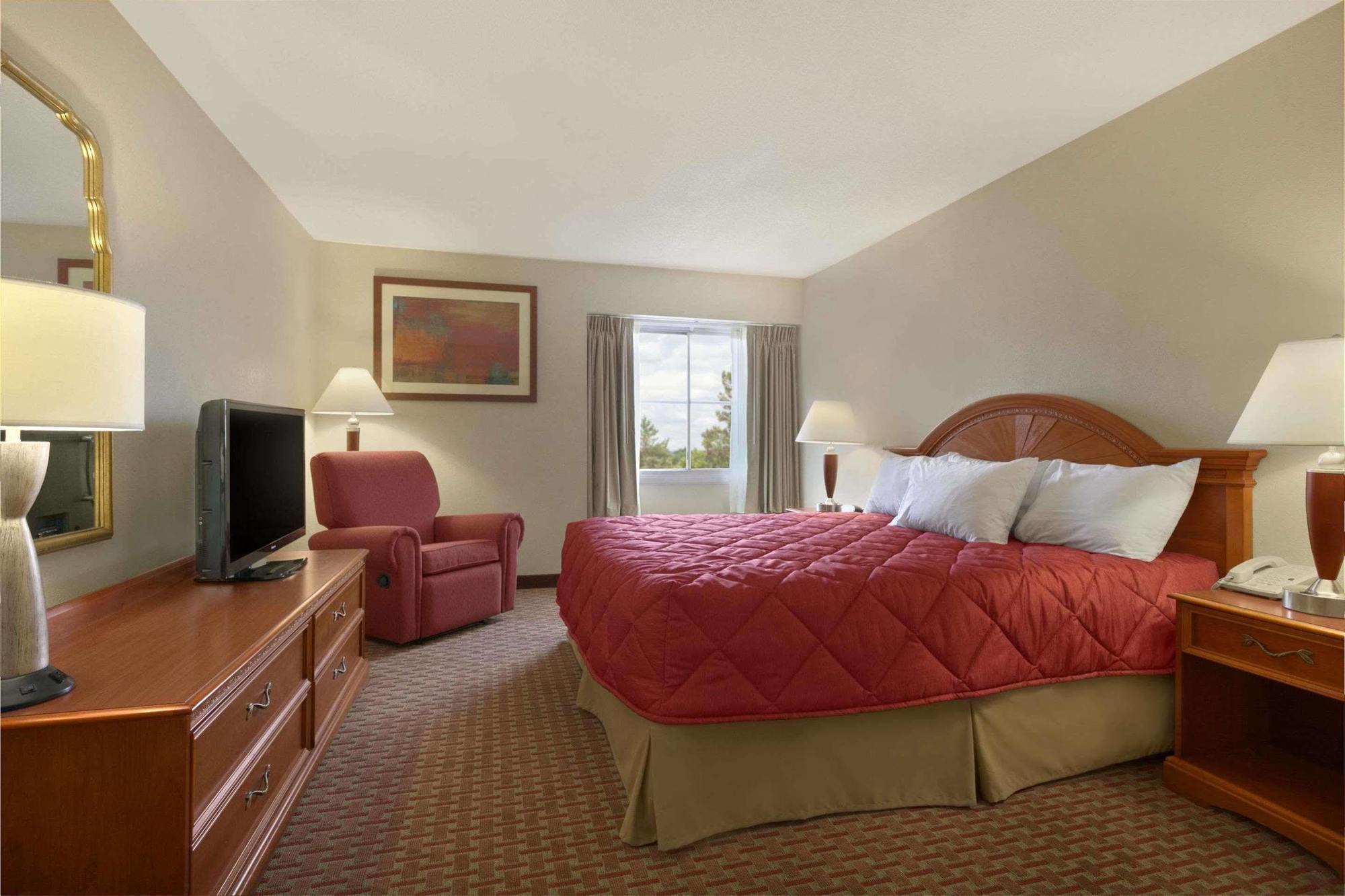 Ramada Burlington Hotel And Conference Center Екстер'єр фото