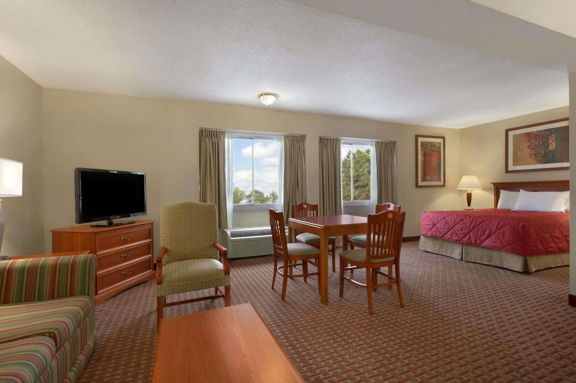 Ramada Burlington Hotel And Conference Center Екстер'єр фото