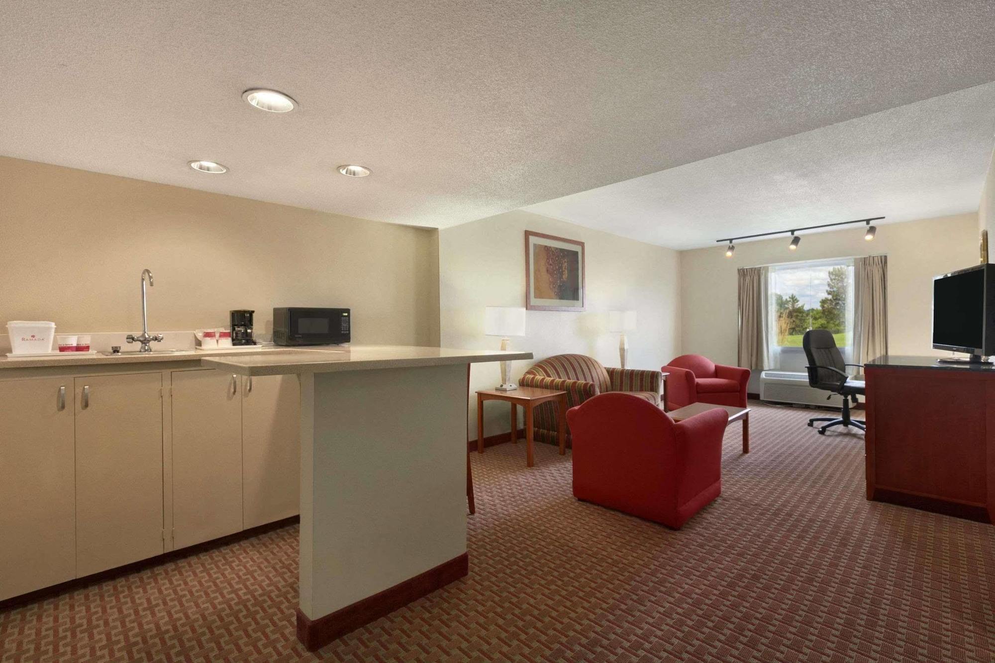 Ramada Burlington Hotel And Conference Center Екстер'єр фото
