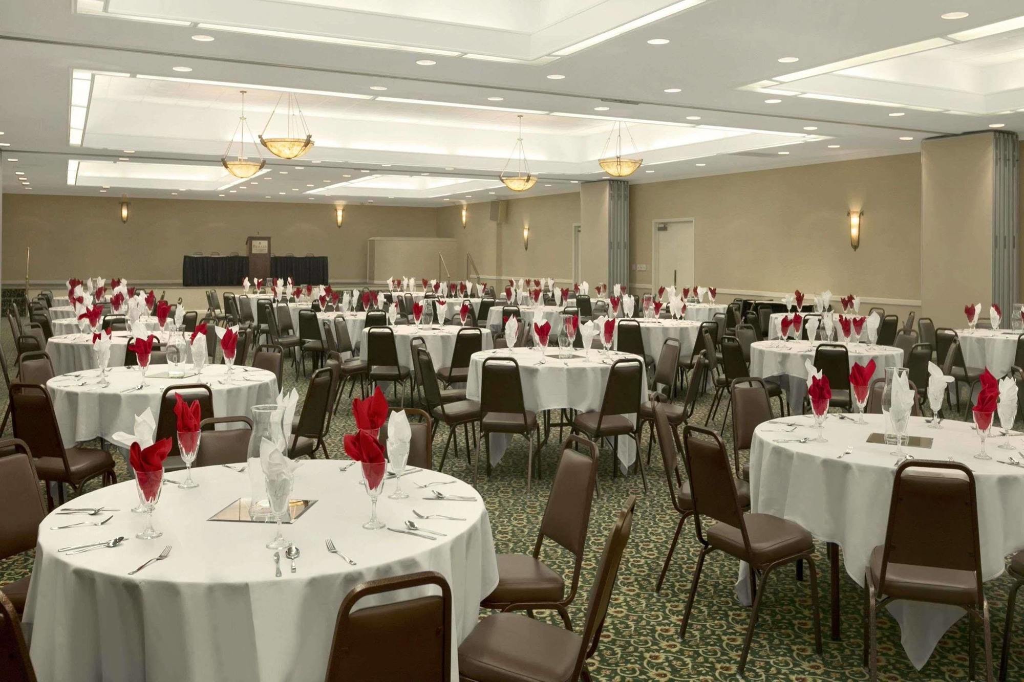 Ramada Burlington Hotel And Conference Center Екстер'єр фото