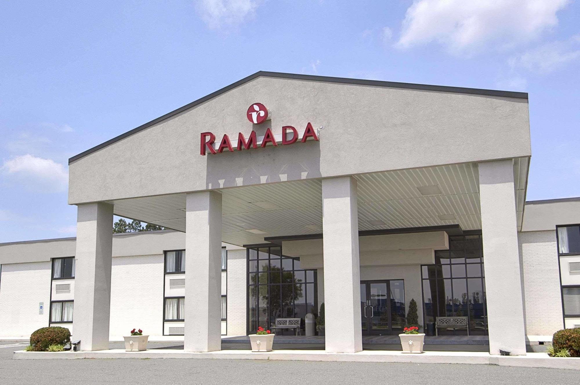 Ramada Burlington Hotel And Conference Center Екстер'єр фото