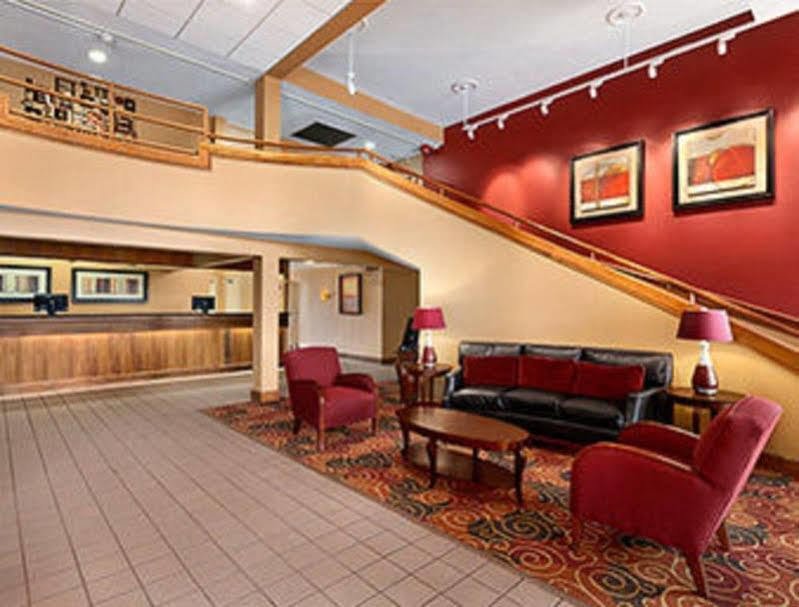 Ramada Burlington Hotel And Conference Center Екстер'єр фото